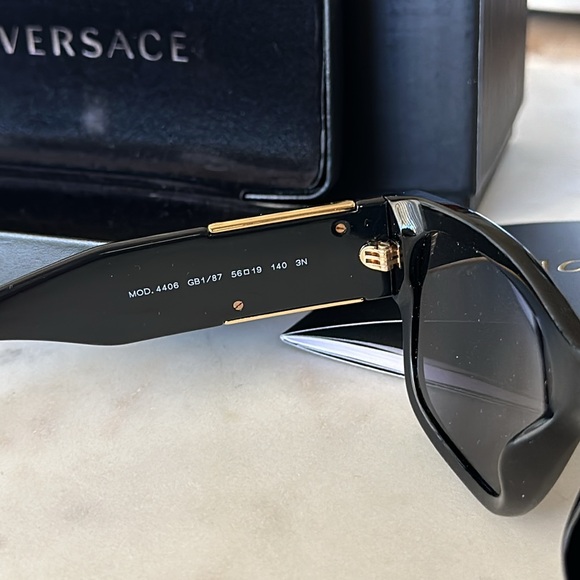 Authentic Men’s Versace Black Rectangle Sunglasses with Gold Tone Medallion - Picture 5 of 8